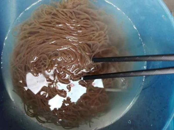 荞麦冷面夏天怎么少得了冷面呢?味道好吃,制作简单,你值得拥有