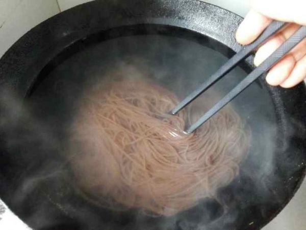 荞麦冷面夏天怎么少得了冷面呢?味道好吃,制作简单,你值得拥有