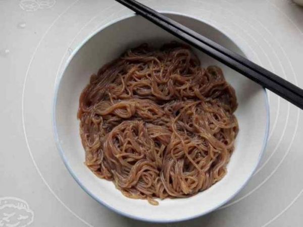 荞麦冷面夏天怎么少得了冷面呢?味道好吃,制作简单,你值得拥有