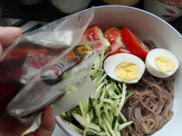 荞麦冷面夏天怎么少得了冷面呢?味道好吃,制作简单,你值得拥有