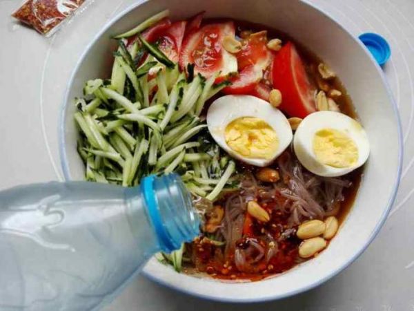 荞麦冷面夏天怎么少得了冷面呢?味道好吃,制作简单,你值得拥有