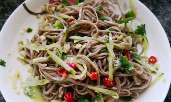 日式冷蕎麥面的制作方法（健康美味的夏日必備）