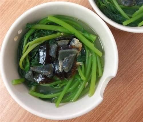 皮蛋不涼拌，和低脂高鈣菜煮，口感鮮嫩，清熱解毒還減肥！