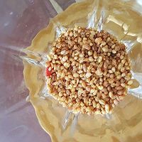 减肥又养生的麦香苦荞枸杞茶的做法图解2