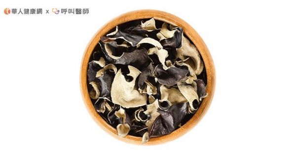 黑木耳、白木耳屬於食用菌，營養成分相似，都是低熱量的滋補上品。