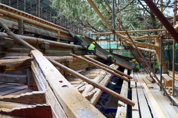 修繕過程中，對屋面木構(gòu)架進行整修。香山公園供圖