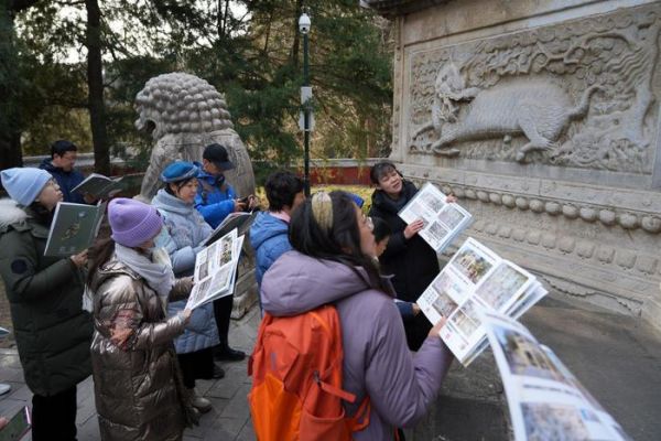 游客在講師的帶領(lǐng)下參與研學(xué)游活動。香山公園供圖