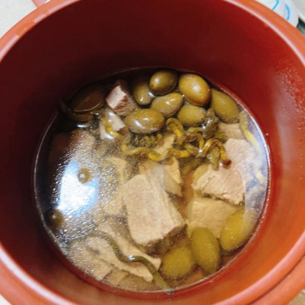 青橄榄石斛陈皮瘦肉汤的做法