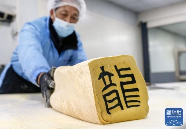 新华全媒+｜非遗里的年味儿：“字”里行间“话”年味儿