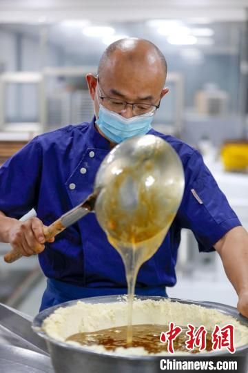 嵌字豆糖由麦芽糖稀、黑芝麻粉、黄豆粉三种原生态的材料组成。　施亚磊 摄