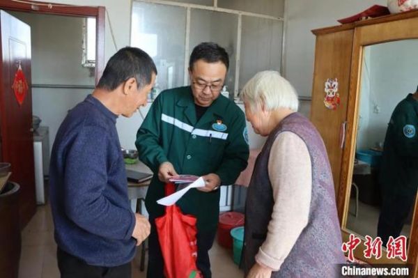 (资料图)图为彭俊春告知居民药品注意事项。 袁雪莹 摄