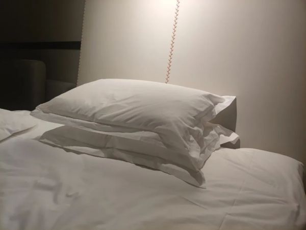 睡硬板床对腰好？睡了这么多年竟然睡错了？看完你就明白了！