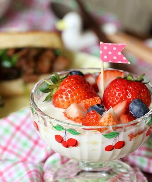 以仙人掌果草莓酸奶打造夏日健康美食（清爽饮食）