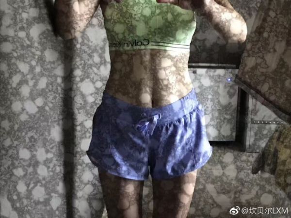 雪姨王琳素颜健身 长腿马甲线惹眼身材好