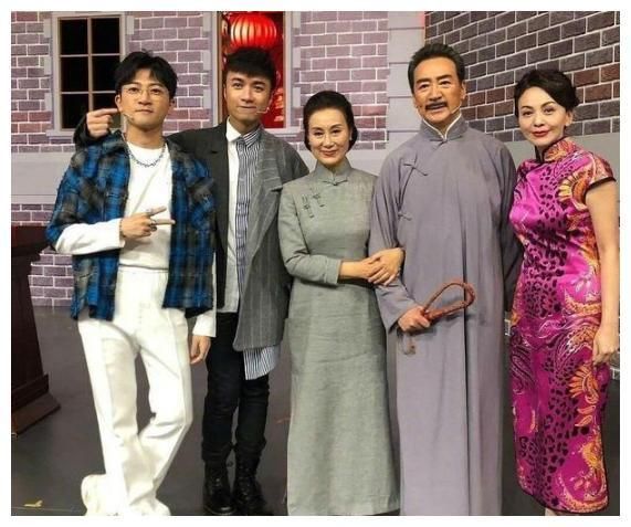 50岁“雪姨”王琳身材真丰满，穿修身旗袍凹凸感十足，70后里罕见