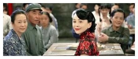 50岁“雪姨”王琳身材真丰满，穿修身旗袍凹凸感十足，70后里罕见