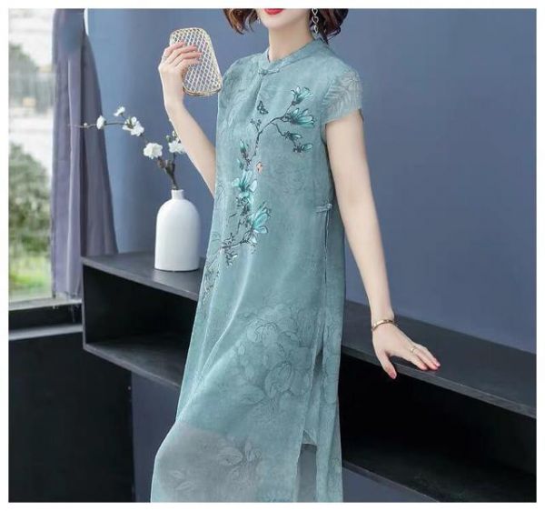 50岁“雪姨”王琳身材真丰满，穿修身旗袍凹凸感十足，70后里罕见