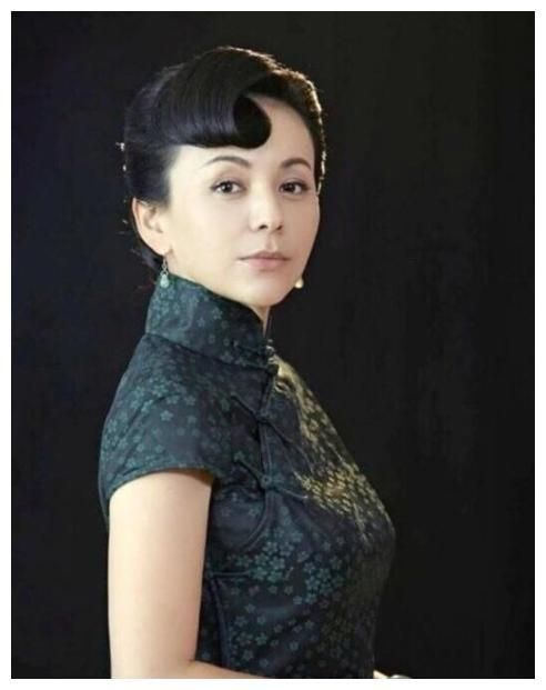 50岁“雪姨”王琳身材真丰满，穿修身旗袍凹凸感十足，70后里罕见