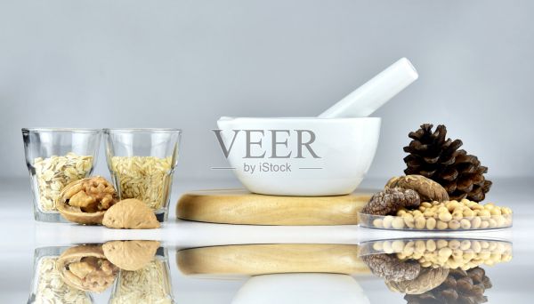 食物植物蛋白的替代品，全谷类食品，燕麦，大米，坚果，蘑菇和大豆，健康的食物营养概念。照片摄影图片