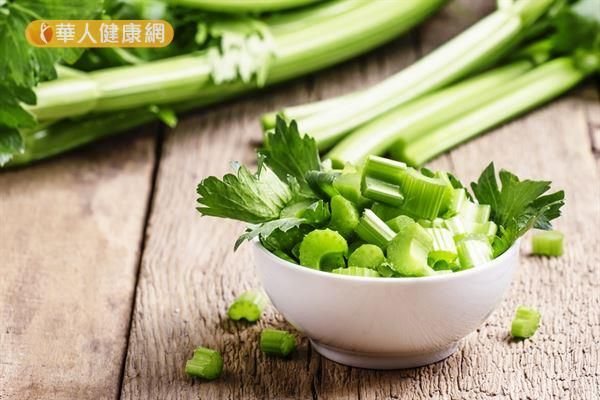 芹菜中的維生素B1和B2，可加速新陳代謝，幫助脂肪消耗與分解，防止脂肪在體內囤積。