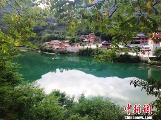 圖為甘肅宕昌縣官鵝溝大景區(qū)內一景，青山綠水，讓人流連忘返?！钇G敏 攝