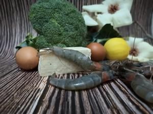 減肥餐西蘭花蝦仁豆腐蒸蛋的做法 步驟1
