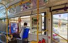 多地公交增設(shè)冰柜賣冷飲 網(wǎng)友：上車2元下車62元