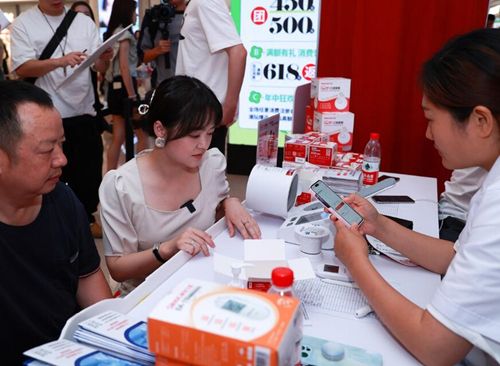 快閃店內(nèi)設(shè)置公益免測和新品試戴，守護(hù)大眾健康。受訪單位供圖