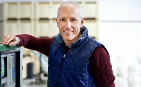 去除衣服油渍的小窍门 如何去除衣服上的油渍 去除衣服上油渍的方法