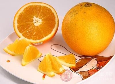 把橙子在清水中泡軟