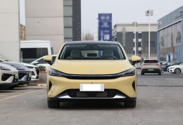 寶駿版漢即將上市！轎跑外觀很動(dòng)感，車長超5米，配1.5T插混-有駕