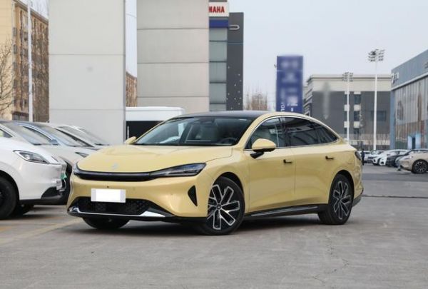 寶駿版漢即將上市！轎跑外觀很動(dòng)感，車長超5米，配1.5T插混-有駕