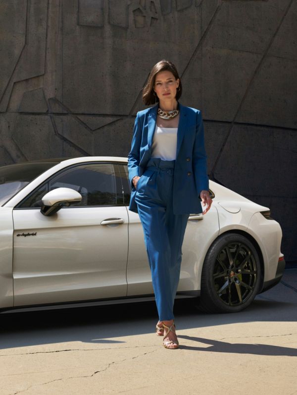 技术草图：保时捷 Panamera 4 E-Hybrid 的俯视图