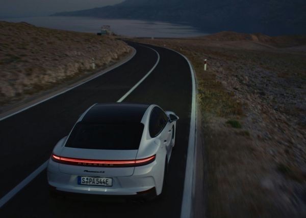 展示保时捷 Panamera 4S E-Hybrid 的视频