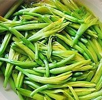 黄花菜炒木耳的做法图解1