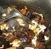 黄花菜炒木耳的做法图解3
