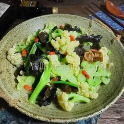 木耳炒花菜的做法[图]