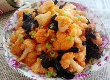 家常菜強(qiáng)力推薦：花菜炒木耳，