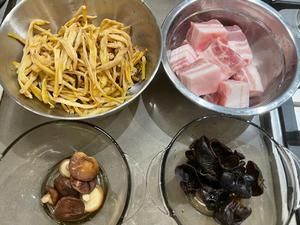 （家庭版）黄花菜炖肉的做法 步骤1