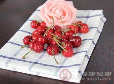 冷却后的糖渍樱桃，放进冰箱冷藏保存