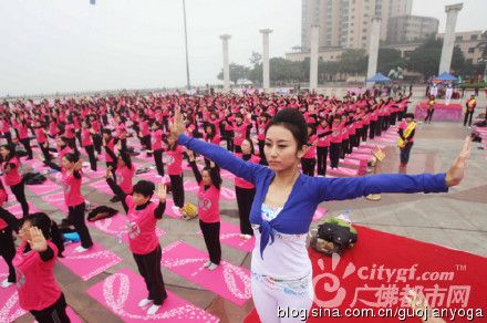 高明千人瑜伽庆“三八”