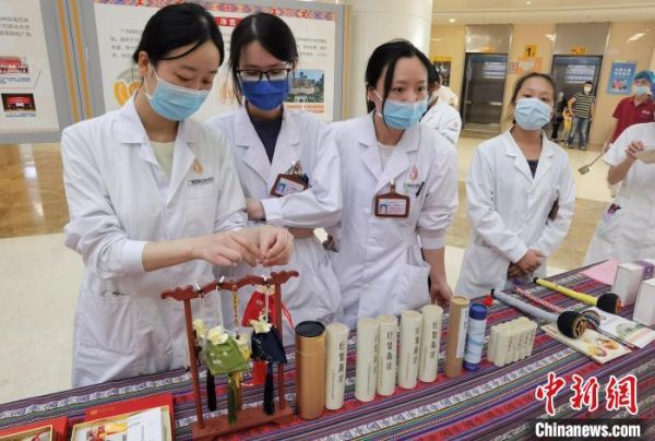 药锤、药浴包、足浴包、香囊等健康产品展示。　杨陈 摄