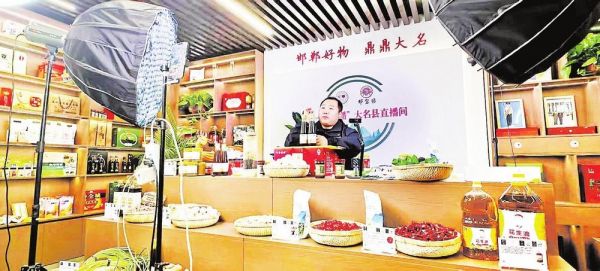 5月15日，大名縣主播通過(guò)直播平臺(tái)向網(wǎng)友推介大名小磨香油。 大名縣委宣傳部供圖
