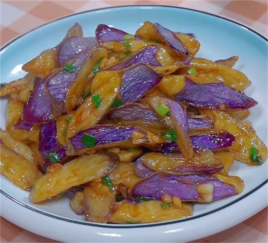 茄子这样做更下饭，不油腻不发黑，清淡又开胃，10分钟能抄一大锅