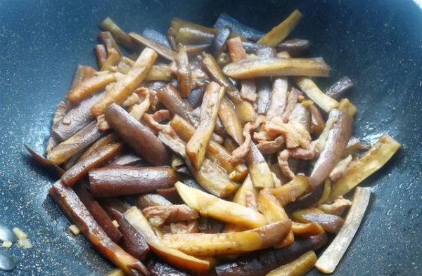 教你一个做茄子省油、少油的小技巧，简单实用，味道又香又下饭