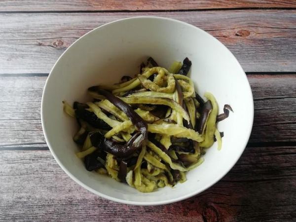 夏天,茄子适合这样吃,不用炒,不用炸,少油烟,吃着清淡又美味