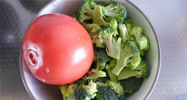 清爽美味的以西蘭花炒西紅柿（健康蔬菜搭配營(yíng)養(yǎng)滿分的簡(jiǎn)易家常菜）