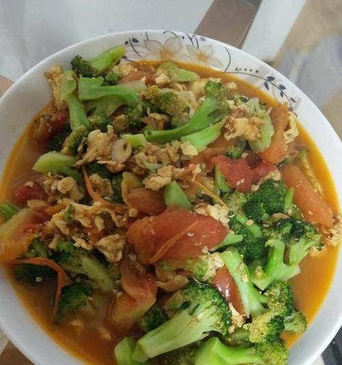 清爽美味的以西蘭花炒西紅柿（健康蔬菜搭配營(yíng)養(yǎng)滿分的簡(jiǎn)易家常菜）