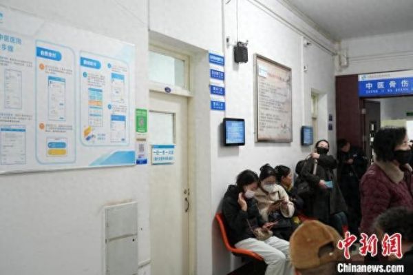 图为减肥门诊前排起长队。闫龙摄