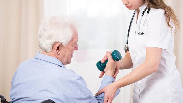 桃子是高血糖的“催化剂”？医生：老人少吃些桃，换成这几物更好